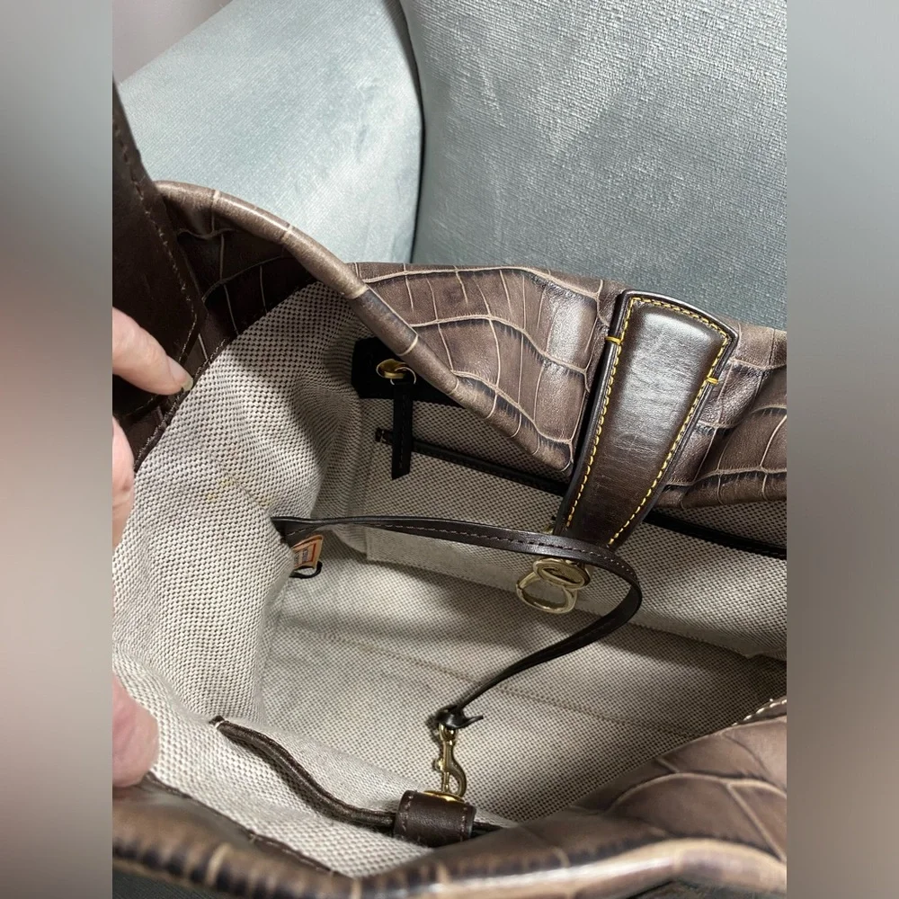 Dooney and Bourke croc logo lock hobo bag amazing condition 11” x 5” x 12” Brown - Picture 17 of 17